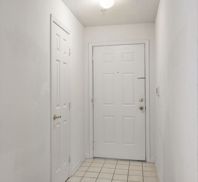 Building Photo - 2Bed/2Bath, Upgraded Condos in the Heart o...