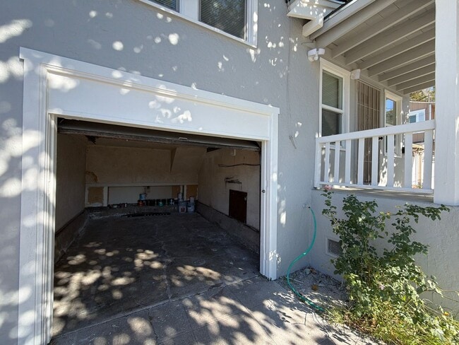 Building Photo - 1225 Pine St