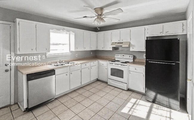 Building Photo - 2463 Hampstead Dr