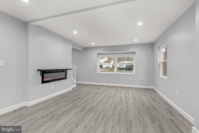 Building Photo - 34 Hinsdale Ln