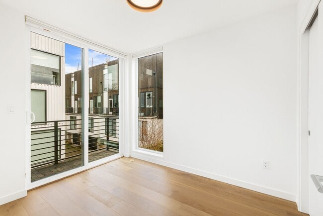 Building Photo - Eastlake 3 Bedroom Townhouse with Rooftop Deck/Views