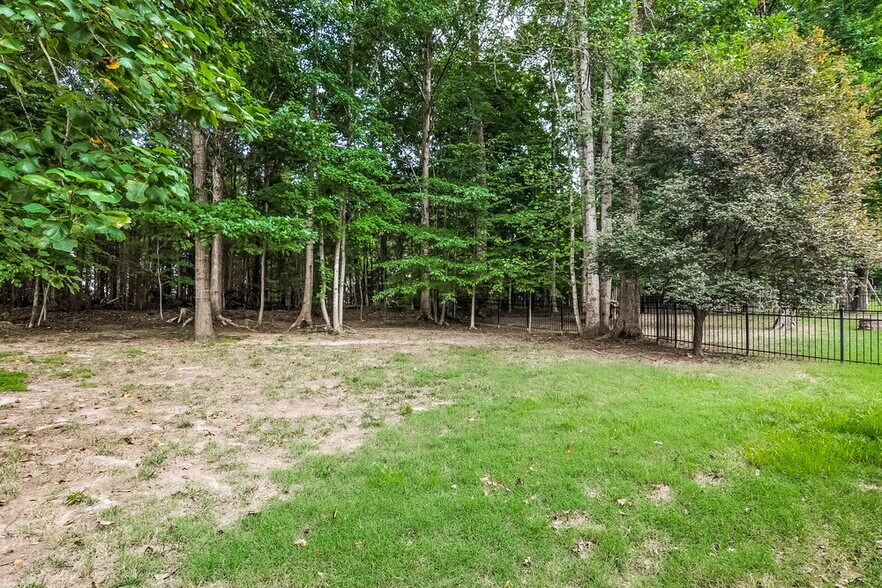 Building Photo - 420 Longbourn Dr