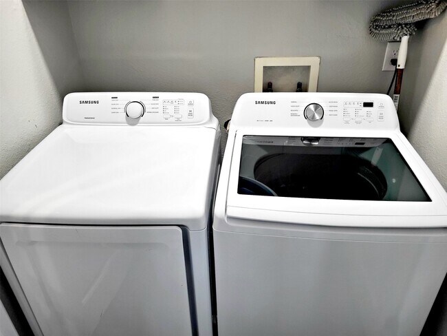 Building Photo - 1526 Lakeside Dr W