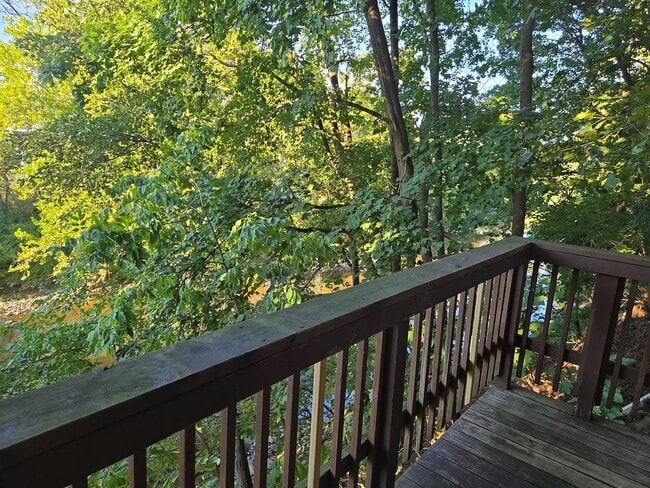 Building Photo - Nicely updated and spacious 3 bedroom hous...