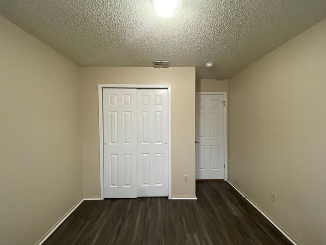 Building Photo - 1 Month Free Rent ! Covered Front Porch  /...