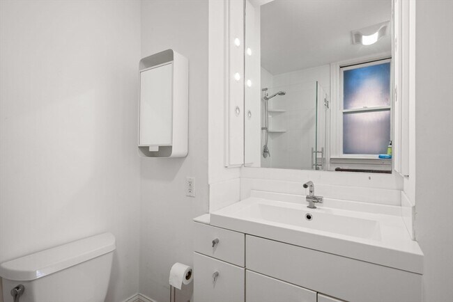 Building Photo - 10 Bowdoin St