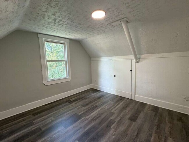 Building Photo - Comfortable & Convenient West Side Living