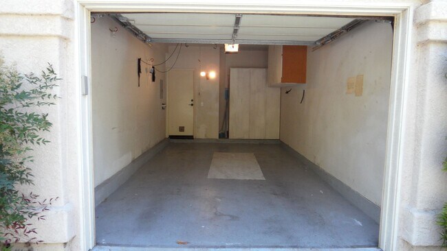 Building Photo - 8215 E White Oak Ridge
