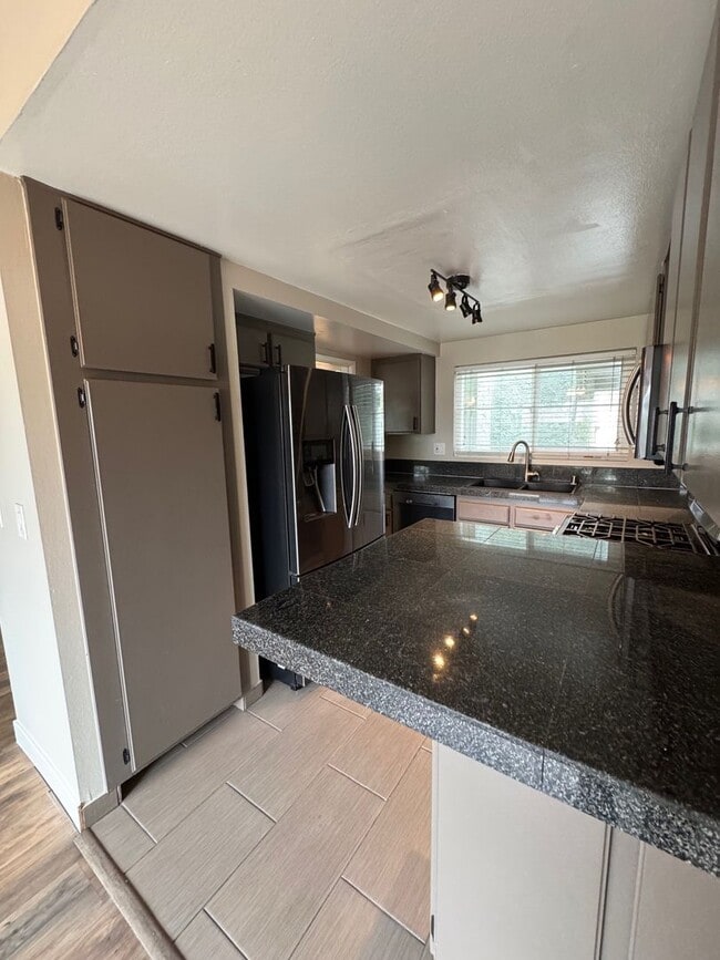 Building Photo - 2 Bedroom 2.5 Bathroom Condo for Rent Sout...