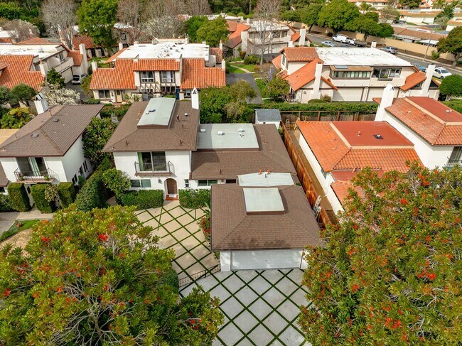 Building Photo - Welcome to this charming 2-bedroom, 1.5-ba...