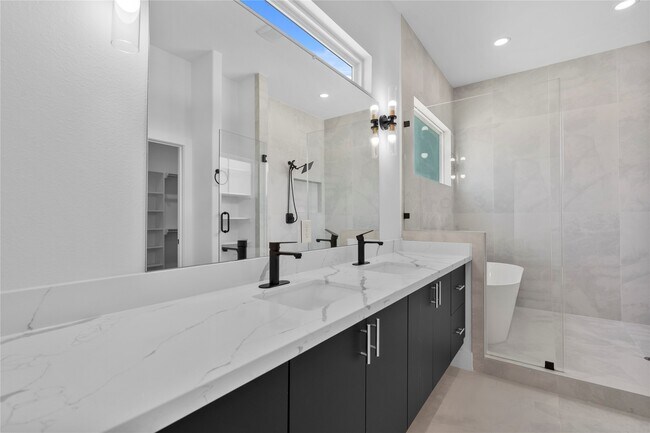 Building Photo - 3510 Saltus St