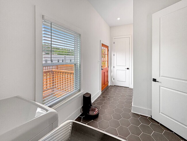Building Photo - Newer Construction Meets Historic Cooper Young Charm • 5bd / 3ba