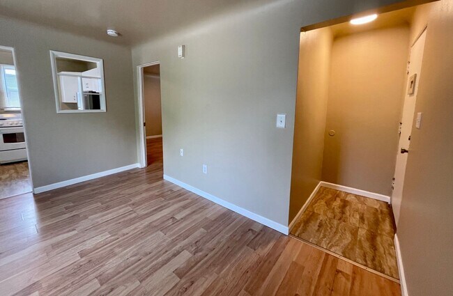 Building Photo - LOWER SOUTH HILL ONE BED NEAR HUCKLEBERRY'...
