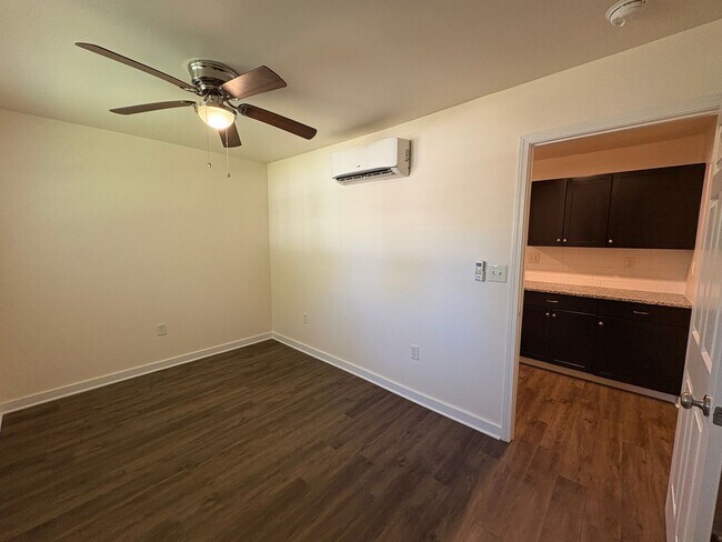 Building Photo - Affordable and Adorable Duplex in Enderly ...