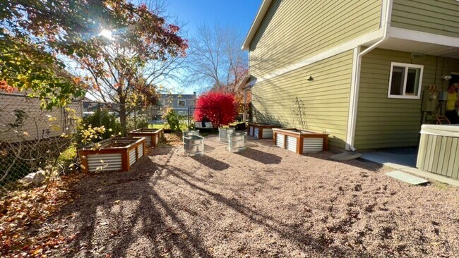 Building Photo - Lovely 3-Bedroom House with Shaded Yard