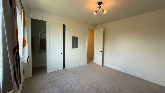 Building Photo - $900 move in bonus! Stunning & Spacious 2-...