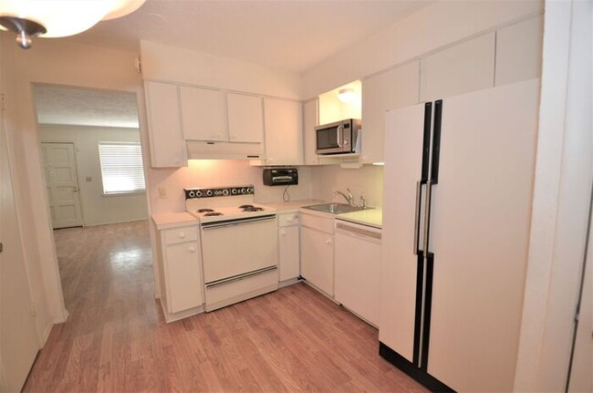 Building Photo - Tara Condos 2 Bed 1 Bath Apt NW 63rd & May...