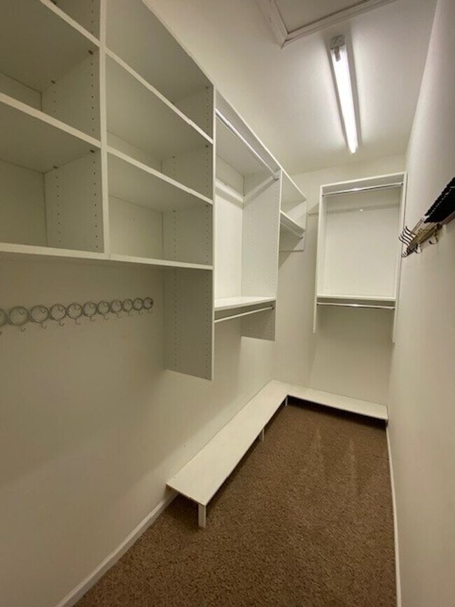 Building Photo - Welcome to this stunning 3-bedroom, 2-bath...