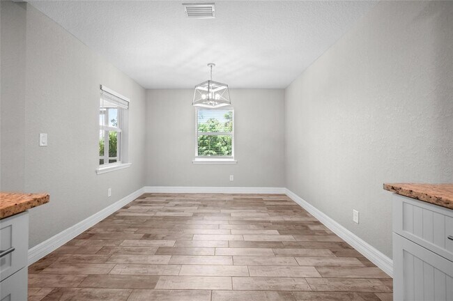 Building Photo - 315 Sweetwater Dr