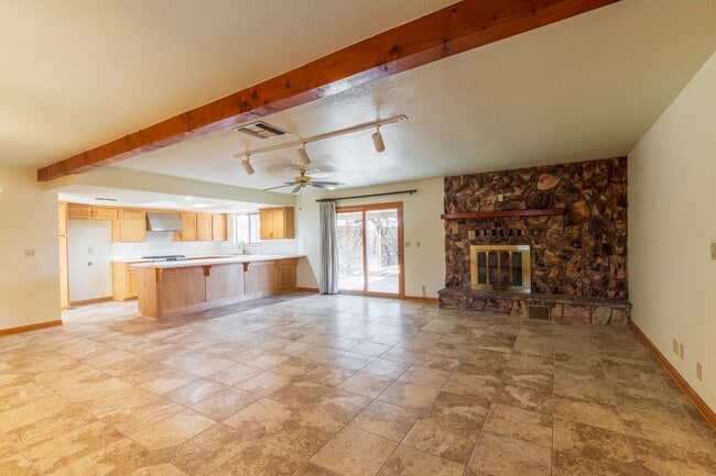 Building Photo - 3 bed, 2 bath home AVAILABLE NOW FOR RENT! $1,800/month.