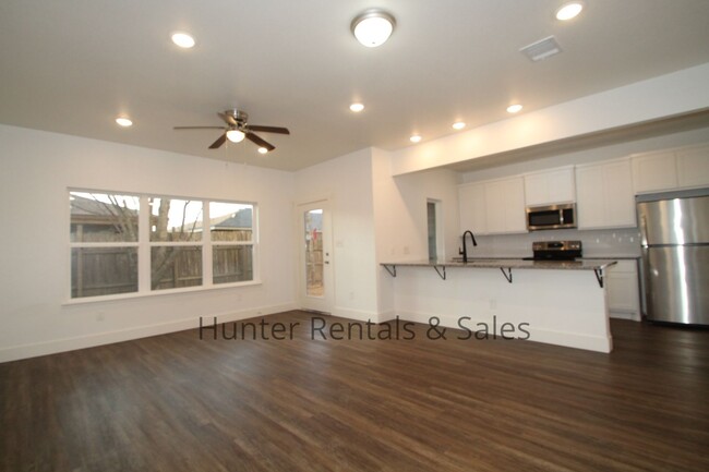 Building Photo - Upscale Three-bedroom Townhome!