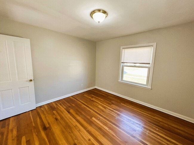 Building Photo - Bright & Spacious 3-Bed Home in Euclid