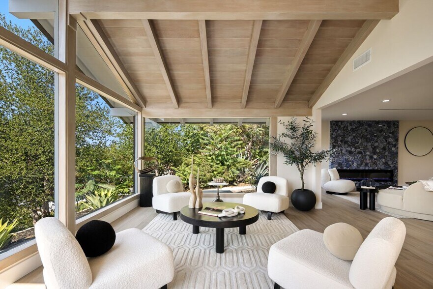 Building Photo - 9425 Gierson Ave