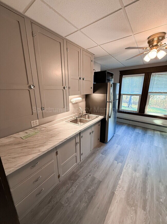 Building Photo - 584 Pleasant St