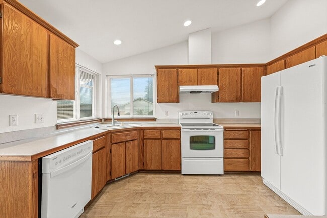 Building Photo - Beautiful 3-Bedroom, 2-Bath Home on a Corner Lot in Spanaway