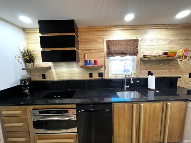 Building Photo - 624 Monroe St