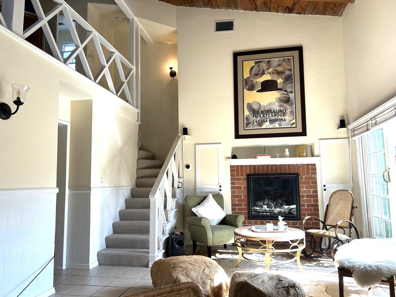 Building Photo - 5261 Cahuenga Blvd