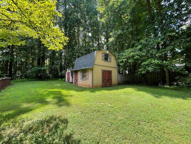 Building Photo - Wonderful ranch with inground pool!