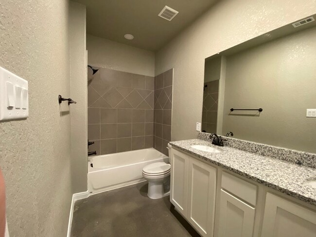 Building Photo - Beautiful Duplex in Seguin!