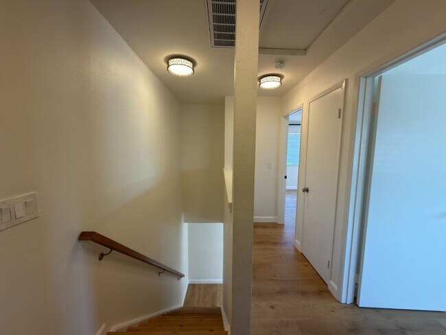 Building Photo - Prime Santa Clara Location | Bright 3BR/2.5BA End-Unit | 2 Primary Suites | Central Heat & AC