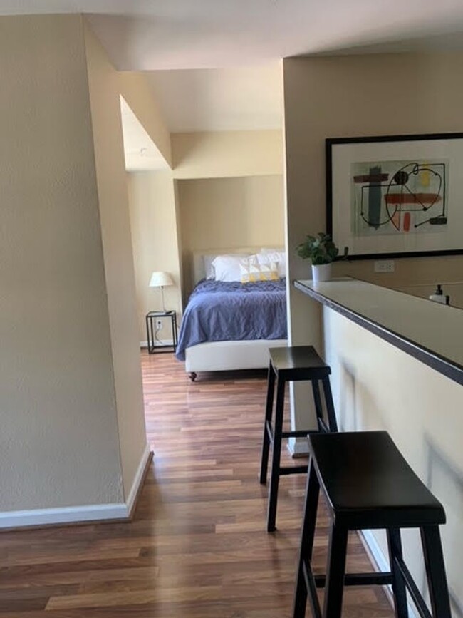 Building Photo - Beautifully Updated and Furnished 1BR Cond...