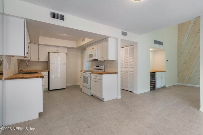 Building Photo - 9787 Sawgrass Dr E