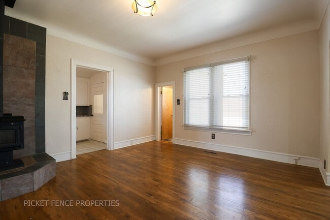 Building Photo - Charming 3-bedroom, 2-bathroom Home