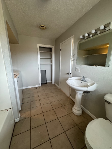 Building Photo - 264 Knoll Dr