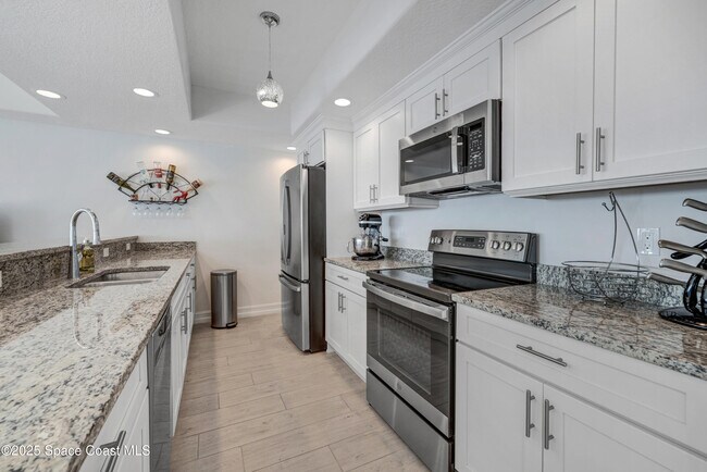 Building Photo - 1825 Riverside Dr