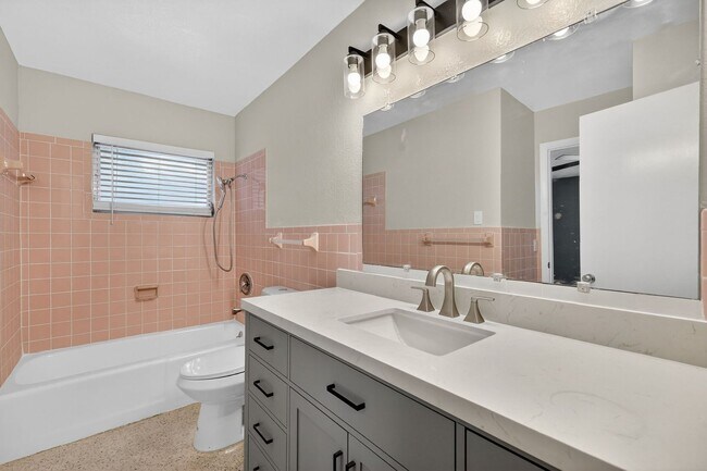 Building Photo - Fully Renovated Canal-Front Home on the Harris Chain of Lakes!