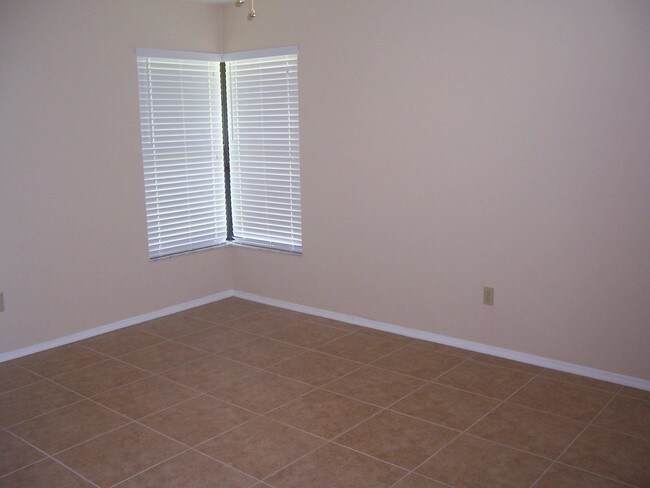 Building Photo - 2163 SE Shelter Dr
