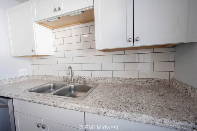 Building Photo - Charming 2 Bed, 1 Bath Duplex with House-L...