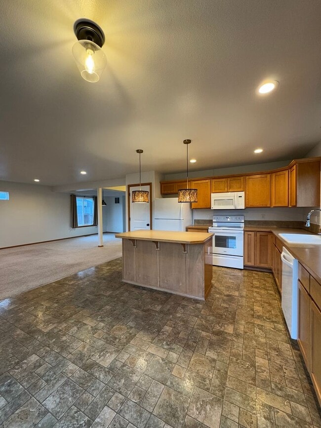 Building Photo - Beautiful Rental with Oversized Yard & Open Layout