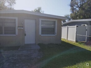 Building Photo - 3 Bedroom/ 1 Bath move in special 1/2 off ...