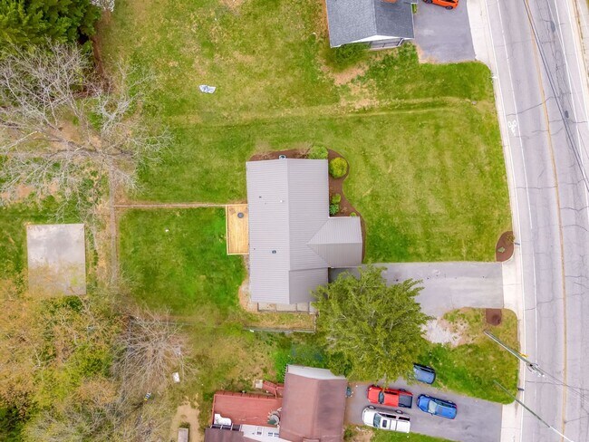 Building Photo - Spacious Ranch Close to Campus