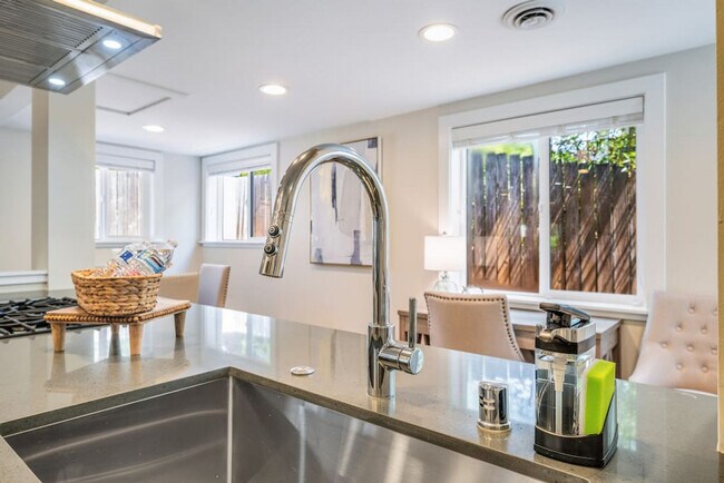 Building Photo - 6404 47th Ave SW