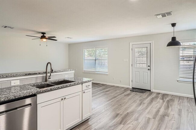 Building Photo - 305 Bird Dog Bend