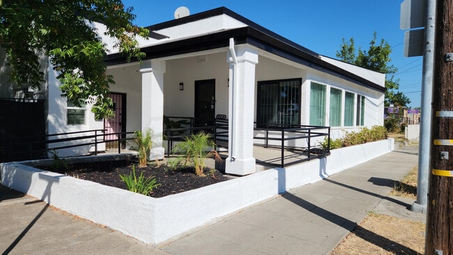 Building Photo - 1203 Buena Vista Ave