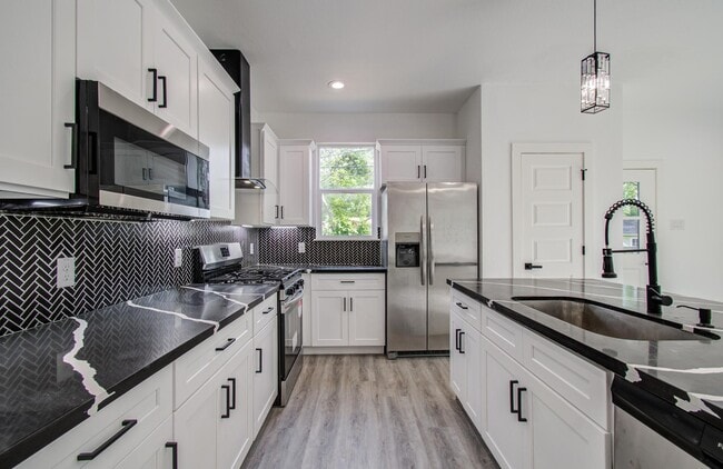 Building Photo - 6531 Rosemary Ln