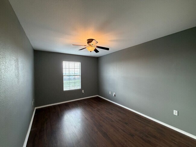 Building Photo - TWO STORY 5 BEDROOM 3 BATH HOUSE WITH SPA